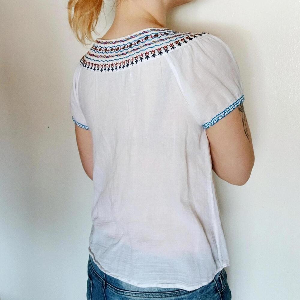 White boho Mexican style blouse with multicolor embroidery size‎ small/medium - Picture 3 of 4